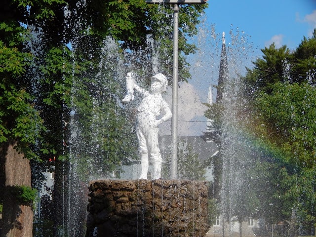 great reasons to visit Downtown Sandusky - the Boy in the Boot fountain