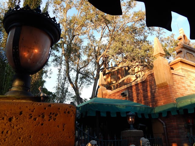 Haunted Mansion Standby Queue lighting