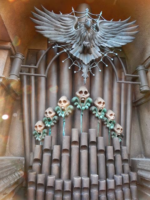 Haunted Mansion Standby Queue pipe organ