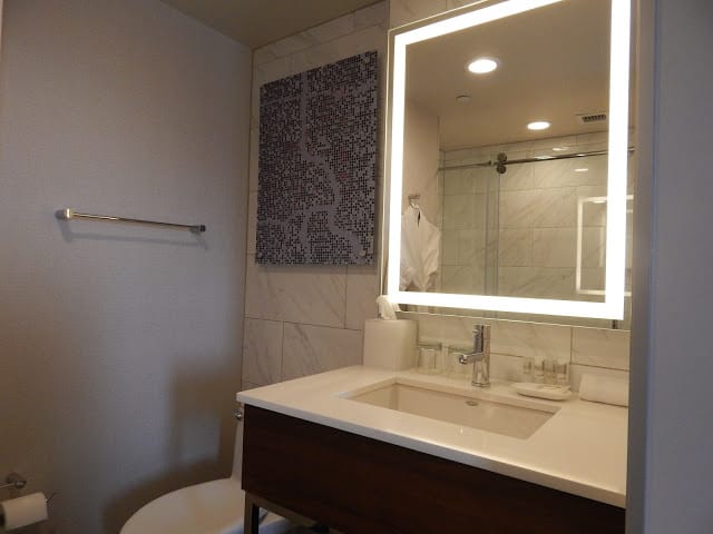 Le Méridien Hotel Indianapolis bathrooms