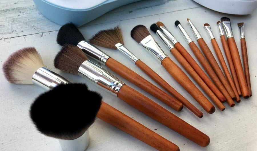 First Date Makeup Dos and Don'ts to Remember 6 Vanity Planet makeup brushes