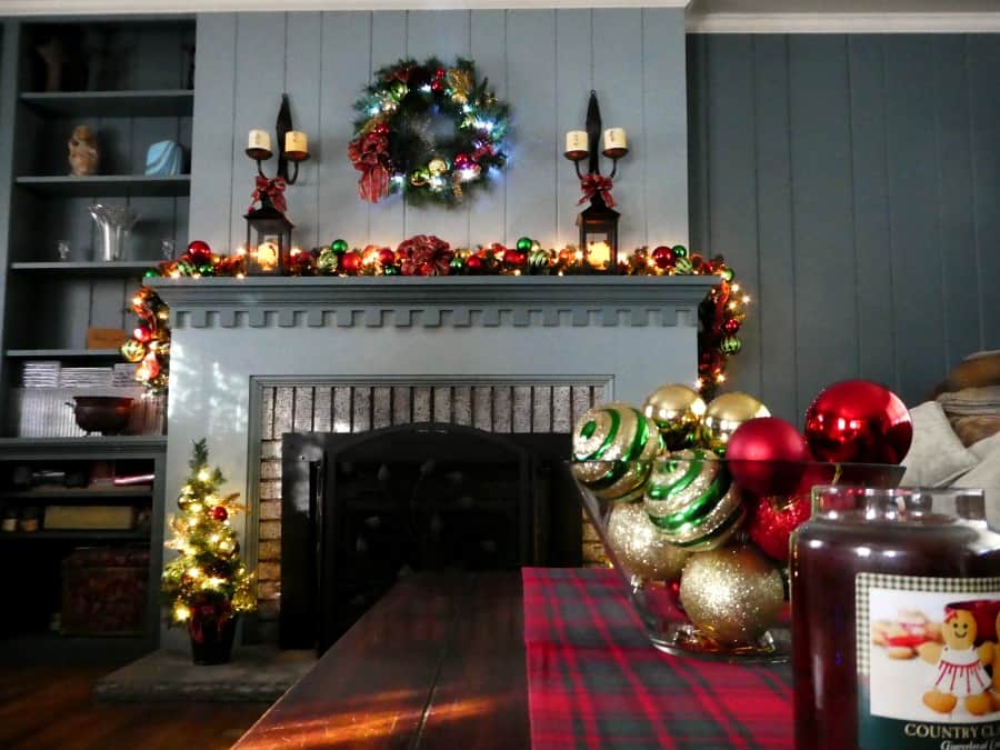 holiday mantle decorating