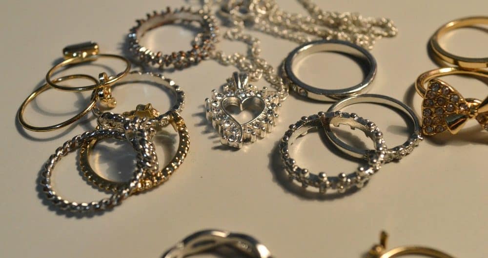8 Jewelry Stores Worth Visiting in 2025 1 How to keep valuables safe while traveling jewelry