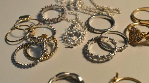 How to keep valuables safe while traveling jewelry
