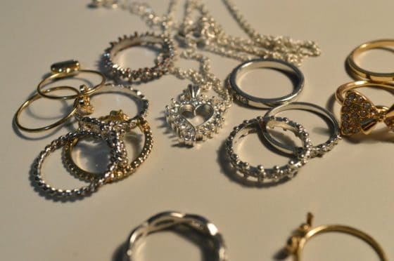 How to keep valuables safe while traveling jewelry