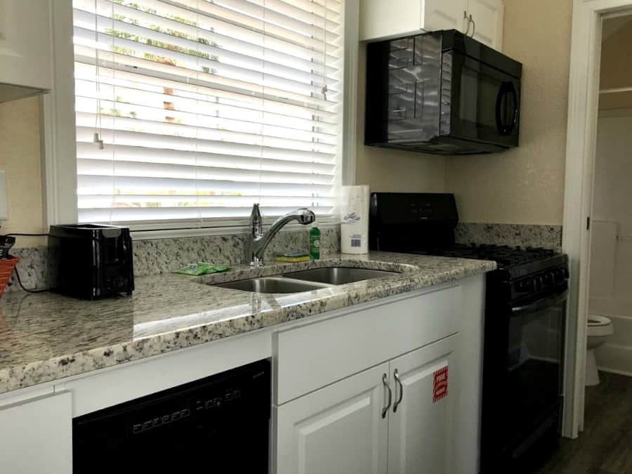 Tropical Palms RV Resort and Campground: Deluxe Super Loft full kitchen