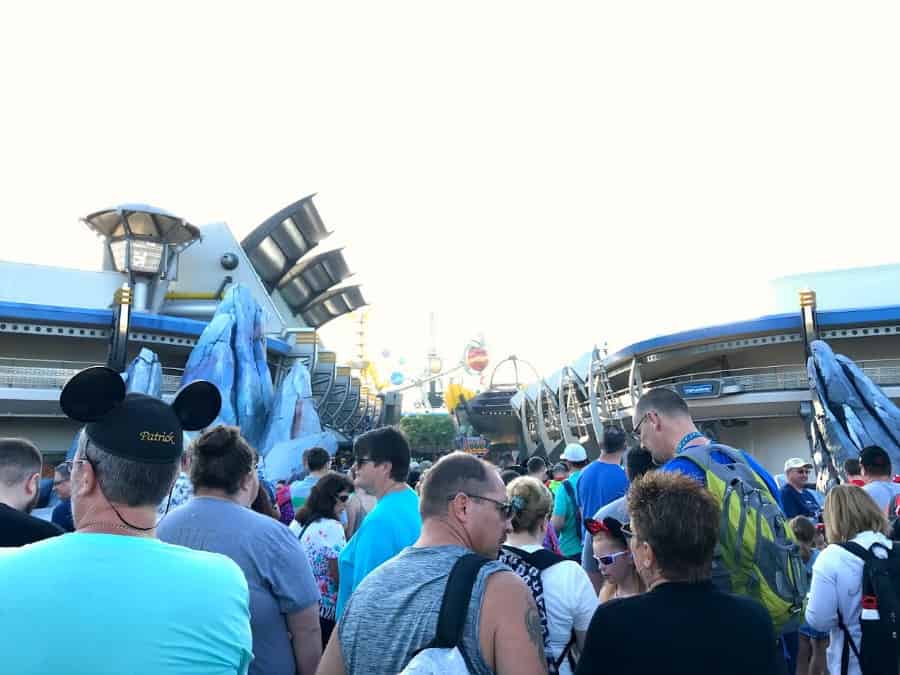 How to NOT be an annoying guest at Disney parks: crowds