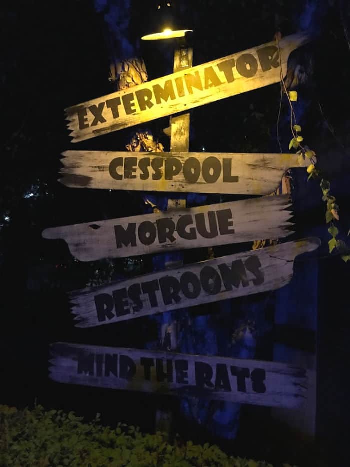 Phantom Fright Nights Review: Signage