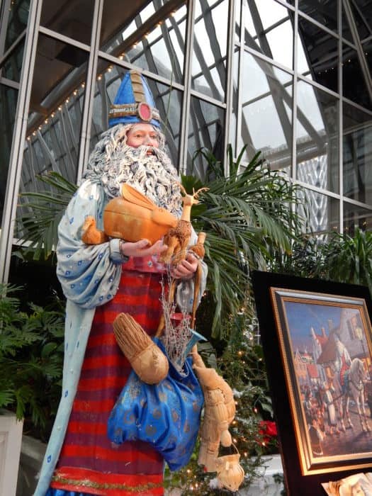Free things to do in Pittsburgh during the holidays: PPG Wintergarten Santas