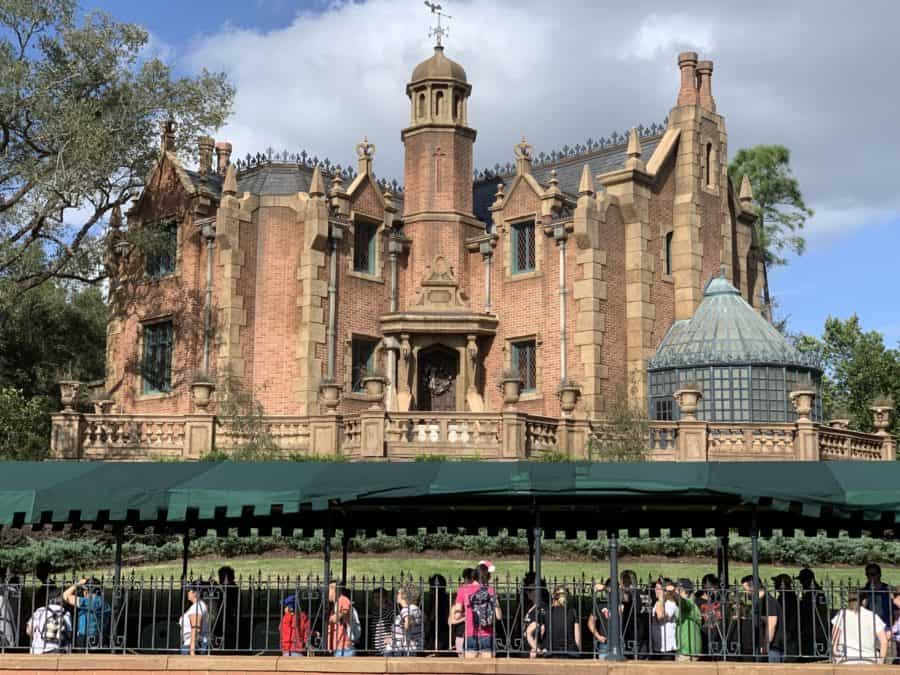 Disney lines with kids: Haunted Mansion interactive queue
