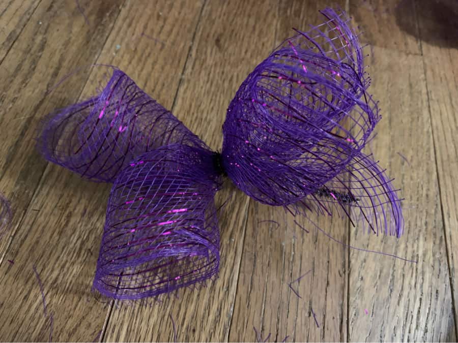 Minnie Witch Hat Wreath DIY purple mesh wire bundle