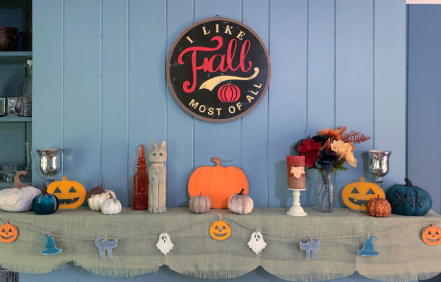 DIY farmhouse Halloween garland on mantle