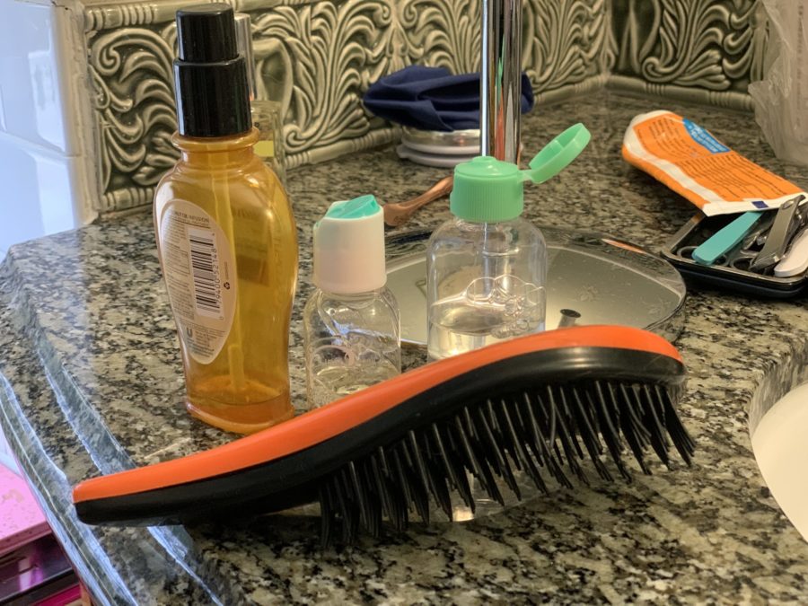 ways to keep your hair healthy when traveling bring leve-in conditioner and hair oil