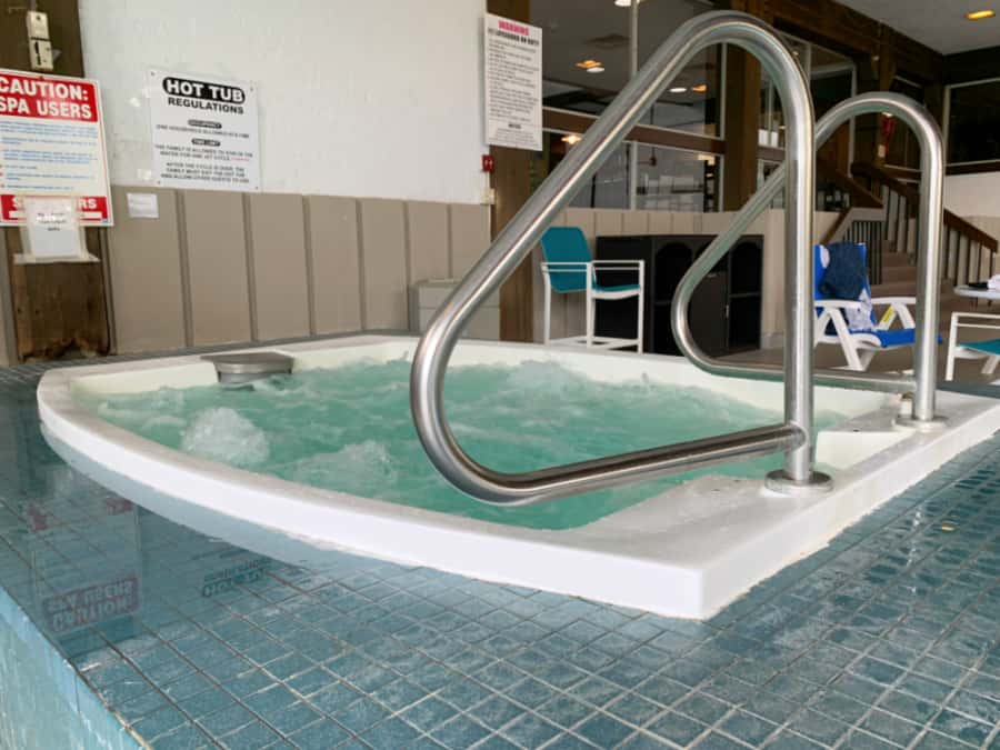 Salt Fork Lodge Review: hot tub