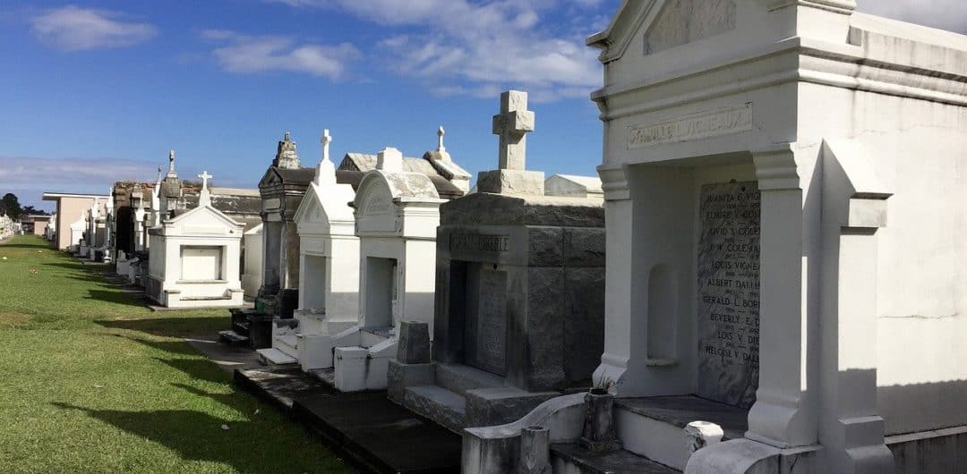 best free things to do in New Orleans visit a cemetery