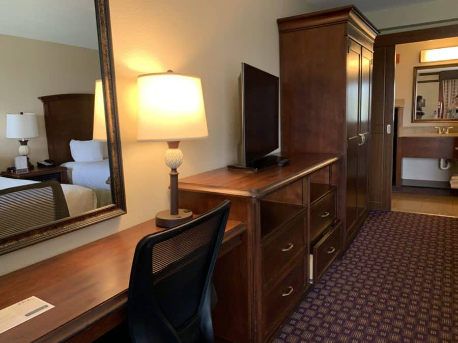 Rosen inn International review - two bed guest room desk