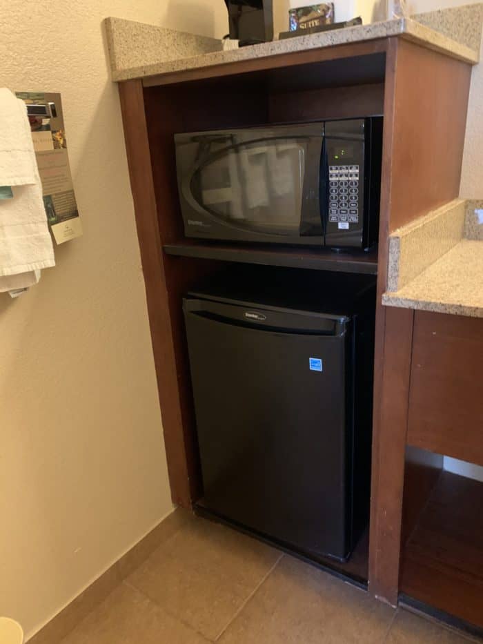 Rosen inn International review - two bed guest room mini fridge and microwave