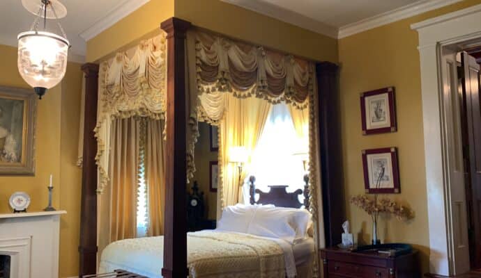 Vicksburg Girls Getaway - Anchuca Mansion guest bedroom