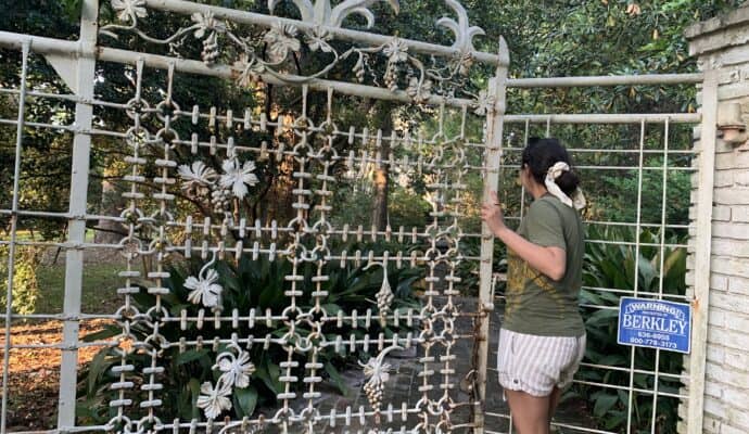 Vicksburg Girls Getaway - McRaven Mansion tour gates