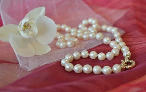 summer jewelry trends pearl necklace