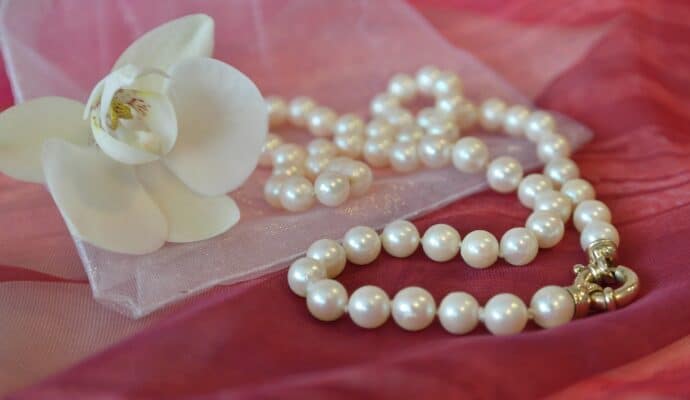 summer jewelry trends pearl necklace
