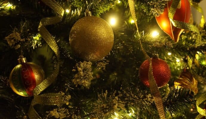 10 Best Christmas Tree Tips & Tricks - ornaments and lights