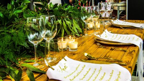 6 Practical Tips for Organizing a Great Event - table scape with flowers