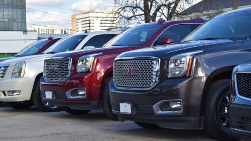 Important Features To Look For When Buying a New Car - car lot