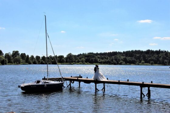 Non-Traditional Wedding Venues for Nature Lovers - lakeside wedding