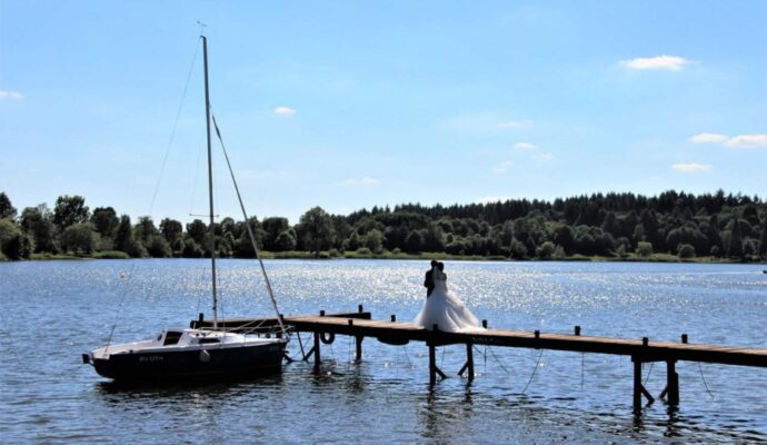 Non-Traditional Wedding Venues for Nature Lovers - lakeside wedding