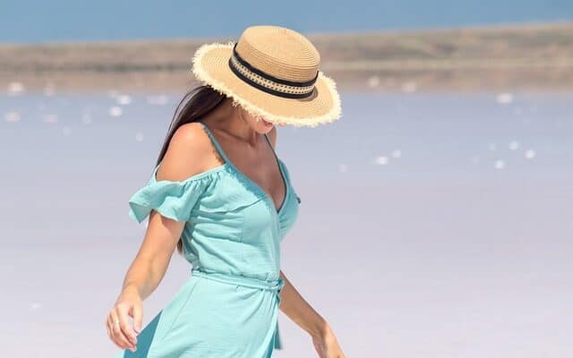 How To Make the Most of Your Day on the Lake - girl with hat