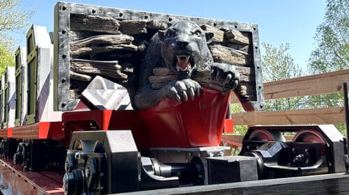 best thrill rides at hersheypark - wildcat's revenge closeup of train