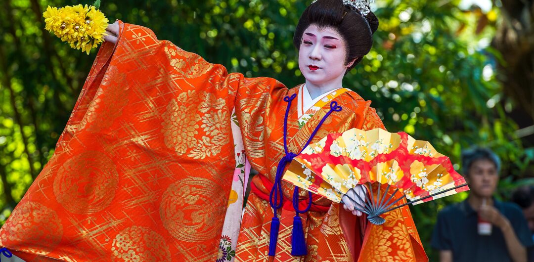 geigi culture - geisha with fan