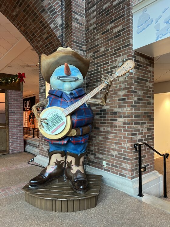 gaylord opryland at christmas - banjo snowman