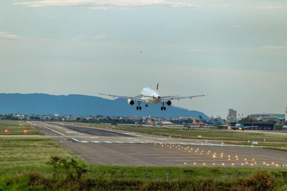 Travel Tips You Need To Avoid A Stressful Vacation - airplane landing