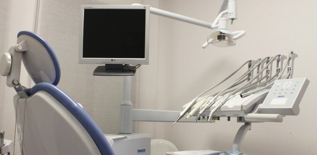 5 Big Signs You May Need an Orthodontist 3 Signs You May Need an Orthodontist - dentist chair