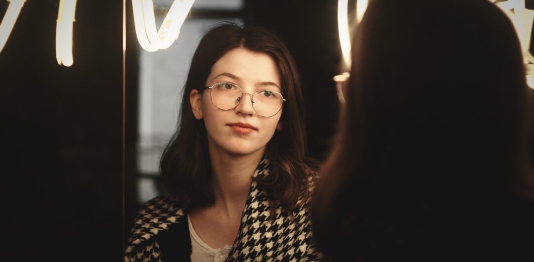 4 Top Tips to Choose New Glasses 4 Top Tips to Choose New Glasses - looking in mirroe