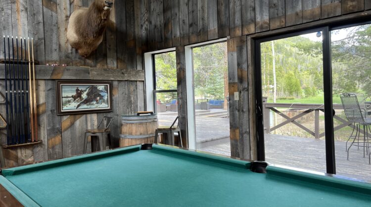 arapaho valley ranch colorado - main lodge pool table