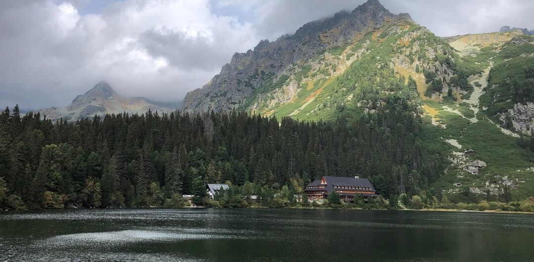 4 Perfect Getaways for Anniversaries - Serene Lake House