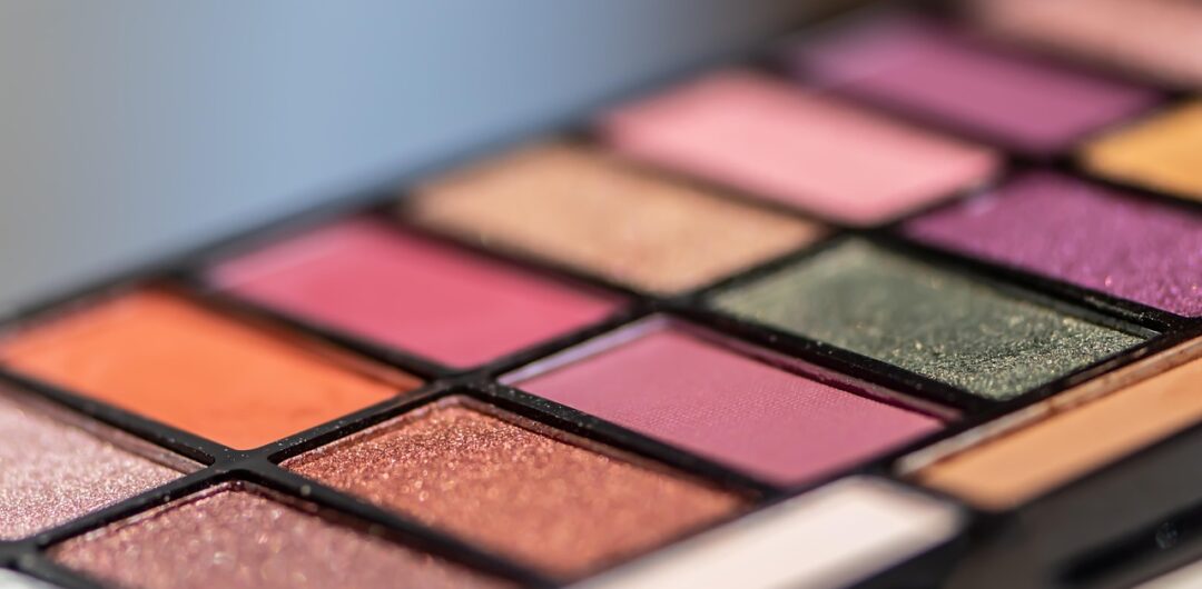 First Date Makeup Dos and Don'ts to Remember 4 First Date Makeup Dos and Don'ts to Remember - Eye Shadow Palette