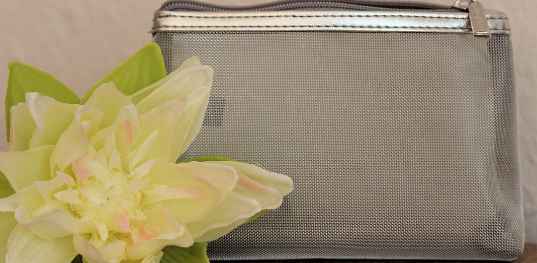 First Date Makeup Dos and Don'ts to Remember 8 First Date Makeup Dos and Don'ts to Remember - Makeup Bag