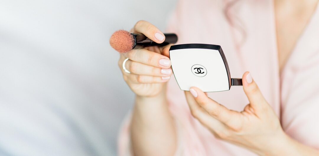 First Date Makeup Dos and Don'ts to Remember 1 First Date Makeup Dos and Don'ts to Remember - Woman Holding Makeup and Makeup Brush