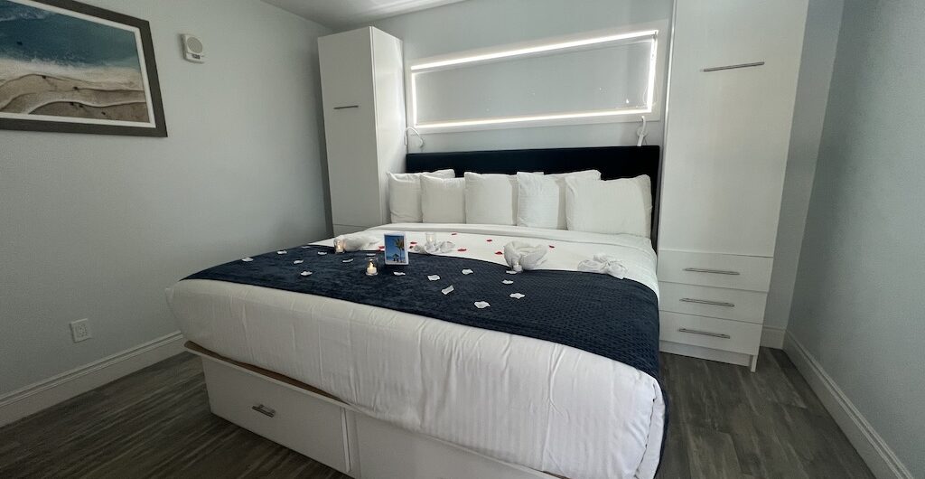 Silver Surf Gulf Beach Resort: A Coastal Gem for Couples on Anna Maria Island, FL 3 Silver Surf Gulf Beach Resort - king bed