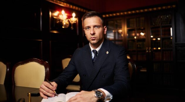 Homepage 2 Three Lawsuit Facts People Learn Too Late - Lawyer with Paperwork