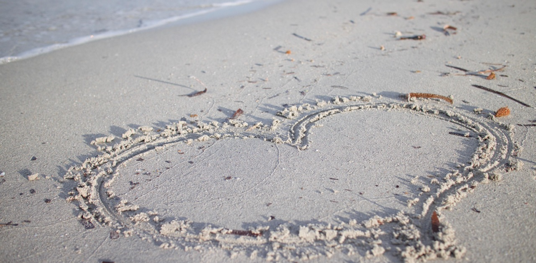 6 Steps To Organize A Surprise Romantic Break - Heart in Sand